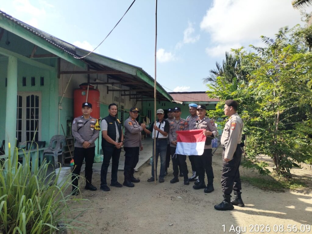 Jajaran Polsek Kundur membagikan bendera Merah Putih gratis kepada masyarakat pengendara jalan menyambut HUT Ke-81 RI