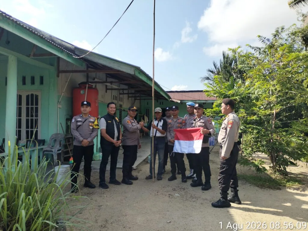 Jajaran Polsek Kundur membagikan bendera Merah Putih gratis kepada masyarakat pengendara jalan menyambut HUT Ke-81 RI