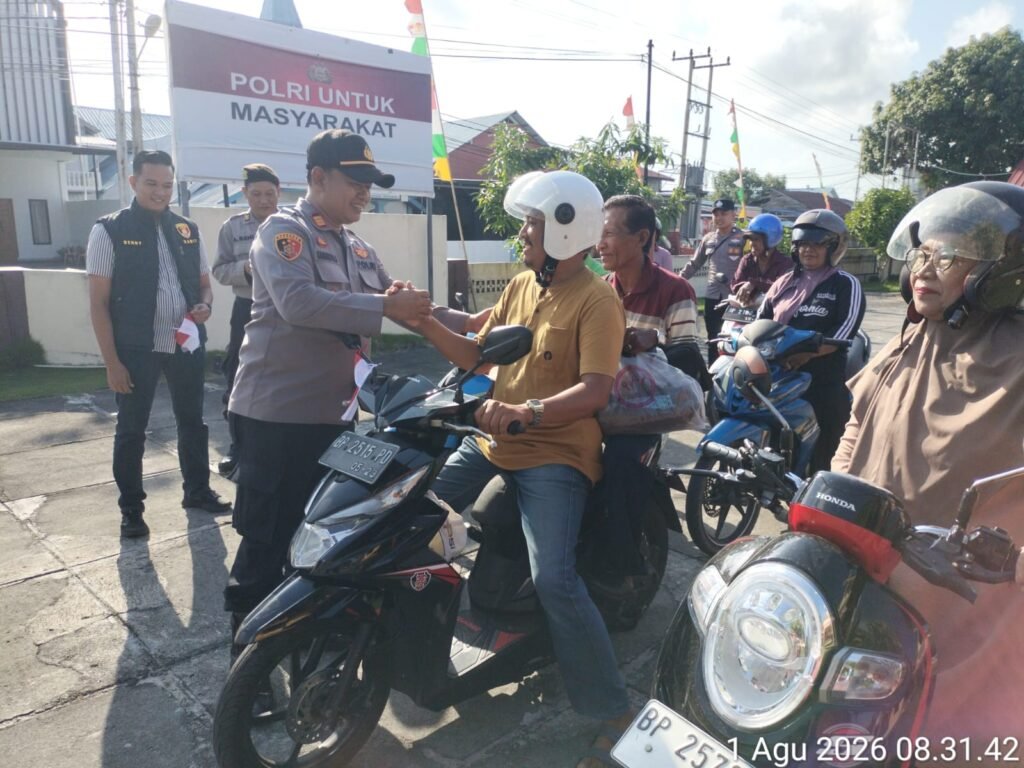 Menyambut HUT Ke-81 RI, Polsek Kundur Bagikan Ratusan Bendera Merah Putih Gratis