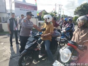Jajaran Polsek Kundur membagikan bendera Merah Putih gratis kepada masyarakat pengendara jalan menyambut HUT Ke-81 RI