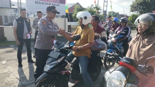 Jajaran Polsek Kundur membagikan bendera Merah Putih gratis kepada masyarakat pengendara jalan menyambut HUT Ke-81 RI