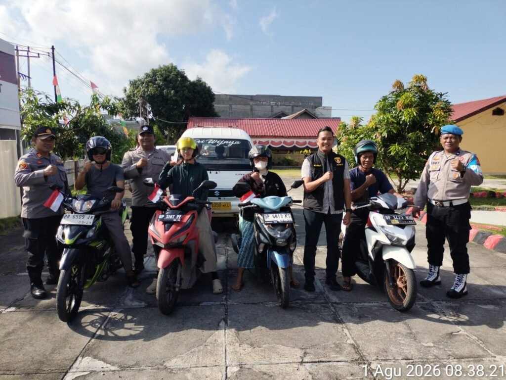 Jajaran Polsek Kundur membagikan bendera Merah Putih gratis kepada masyarakat pengendara jalan menyambut HUT Ke-81 RI