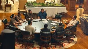Presiden Prabowo Subianto saat menerima jajaran menteri dan Dirut Pertamina di Hambalang.