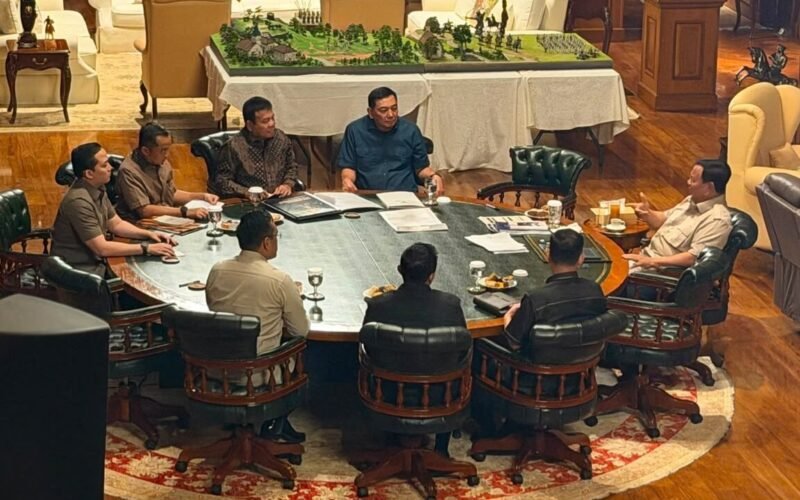 Presiden Prabowo Subianto saat menerima jajaran menteri dan Dirut Pertamina di Hambalang.
