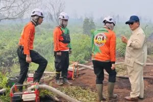 Presiden Prabowo Subianto meninjau lokasi kebakaran hutan dan lahan di Desa Limbung Kubu Raya Kalimantan Barat