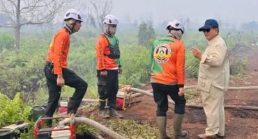Presiden Prabowo Subianto meninjau lokasi kebakaran hutan dan lahan di Desa Limbung Kubu Raya Kalimantan Barat