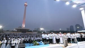 Ribuan jemaah menghadiri Zikir dan Doa Kebangsaan pembuka HUT Ke-81 RI di Monas Jakarta