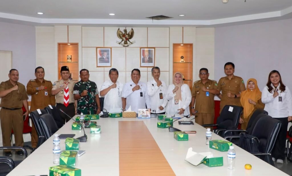 Sekda Batam Firmansyah memberikan pemaparan dalam rapat koordinasi pemanfaatan IKD bersama Kemenko Polkam di Batam.