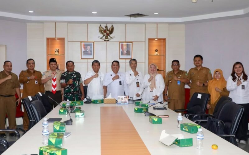 Sekda Batam Firmansyah memberikan pemaparan dalam rapat koordinasi pemanfaatan IKD bersama Kemenko Polkam di Batam.
