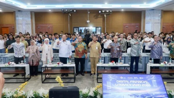 Sekda Kota Batam Firmansyah memberikan sambutan pada acara Digital Financial Literacy di Politeknik Negeri Batam