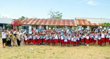 Tim KPK memberikan edukasi antikorupsi kepada siswa SDM Anduwatu di Sumba Timur NTT