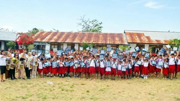 Tim KPK memberikan edukasi antikorupsi kepada siswa SDM Anduwatu di Sumba Timur NTT