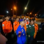 Tim SAR Ditpolairud Polda Jatim bersiap melakukan evakuasi korban KMP Mutiara Sentosa 2 di perairan Sumenep