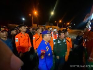Tim SAR Ditpolairud Polda Jatim bersiap melakukan evakuasi korban KMP Mutiara Sentosa 2 di perairan Sumenep