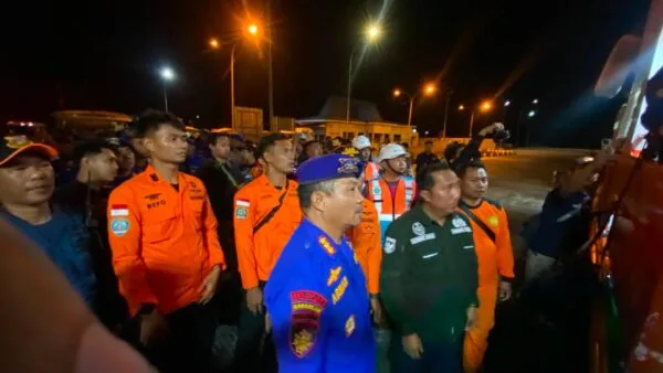 Tim SAR Ditpolairud Polda Jatim bersiap melakukan evakuasi korban KMP Mutiara Sentosa 2 di perairan Sumenep