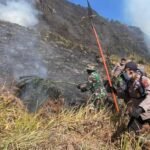 Tim gabungan Polres Probolinggo dan Bromo Tengger Semeru melakukan pemadaman kebakaran hutan di Gunung Bromo