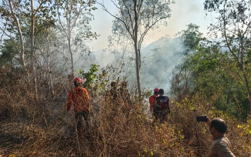 Tim gabungan Polres Trenggalek mengevakuasi pelajar yang terjebak kebakaran di Gunung Orak-arik.