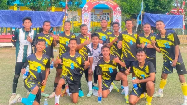 Tim sepak bola KM Azka FC dari Desa Air Biru berfoto bersama dalam Turnamen HUT RI ke-81 Kecamatan Jemaja.
