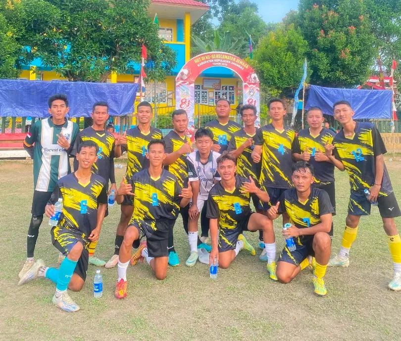 Tim sepak bola KM Azka FC dari Desa Air Biru berfoto bersama dalam Turnamen HUT RI ke-81 Kecamatan Jemaja.