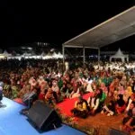 Wali Kota Batam Amsakar Achmad berbincang hangat dengan Ustaz Wijayanto saat peringatan Maulid Nabi Muhammad SAW di Tanjung Piayu