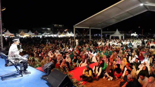 Wali Kota Batam Amsakar Achmad berbincang hangat dengan Ustaz Wijayanto saat peringatan Maulid Nabi Muhammad SAW di Tanjung Piayu