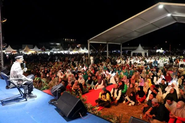 Wali Kota Batam Amsakar Achmad berbincang hangat dengan Ustaz Wijayanto saat peringatan Maulid Nabi Muhammad SAW di Tanjung Piayu