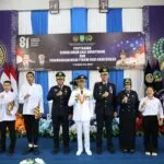 Wali Kota Batam Amsakar Achmad berfoto bersama pejabat pemasyarakatan dan perwakilan warga binaan penerima remisi