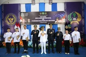 Wali Kota Batam Amsakar Achmad berfoto bersama pejabat pemasyarakatan dan perwakilan warga binaan penerima remisi