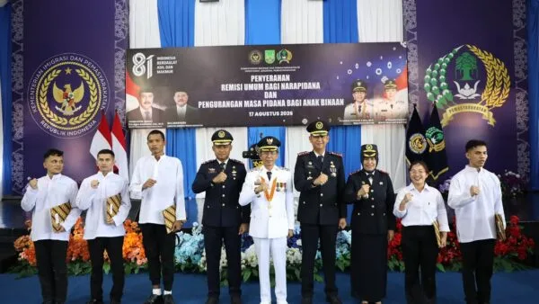 Wali Kota Batam Amsakar Achmad berfoto bersama pejabat pemasyarakatan dan perwakilan warga binaan penerima remisi