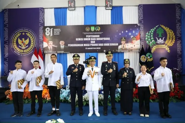 Wali Kota Batam Amsakar Achmad berfoto bersama pejabat pemasyarakatan dan perwakilan warga binaan penerima remisi