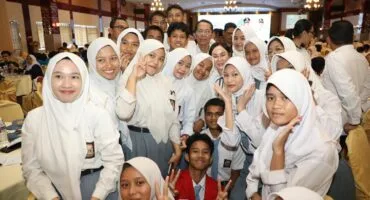Wali Kota Batam Amsakar Achmad bersama Wakil Wali Kota Li Claudia Chandra saat sosialisasi beasiswa perguruan tinggi
