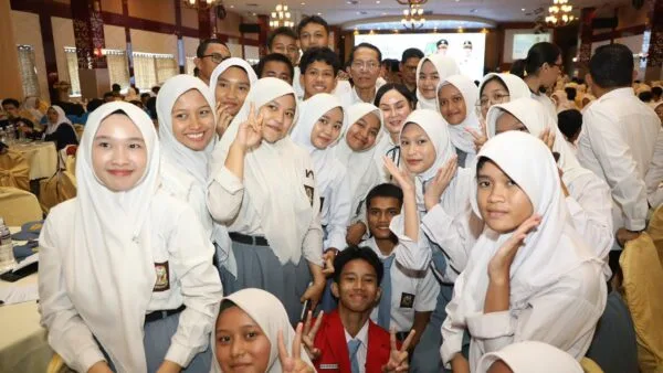 Wali Kota Batam Amsakar Achmad bersama Wakil Wali Kota Li Claudia Chandra saat sosialisasi beasiswa perguruan tinggi