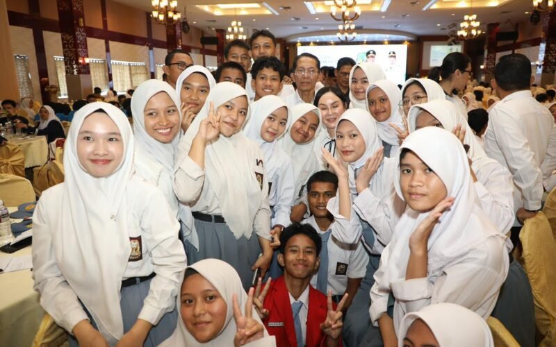 Wali Kota Batam Amsakar Achmad bersama Wakil Wali Kota Li Claudia Chandra saat sosialisasi beasiswa perguruan tinggi