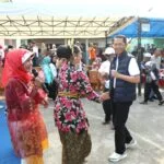 Wali Kota Batam Amsakar Achmad bersama penyanyi Poey Stings menghadiri perayaan HUT ke 81 RI di Kecamatan Bulang