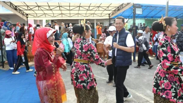 Wali Kota Batam Amsakar Achmad bersama penyanyi Poey Stings menghadiri perayaan HUT ke 81 RI di Kecamatan Bulang