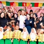 Wali Kota Batam Amsakar Achmad dan Wakil Wali Kota Li Claudia Chandra bersama para pelajar