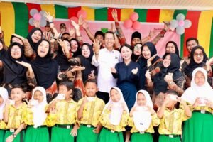 Wali Kota Batam Amsakar Achmad dan Wakil Wali Kota Li Claudia Chandra bersama para pelajar