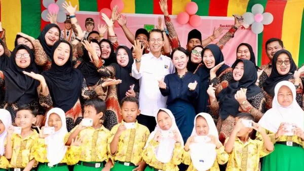 Wali Kota Batam Amsakar Achmad dan Wakil Wali Kota Li Claudia Chandra bersama para pelajar