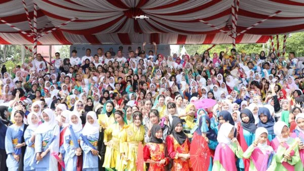 Wali Kota Batam Amsakar Achmad dan Wakil Wali Kota Li Claudia Chandra menerima suara hati anak di Dataran Engku Putri
