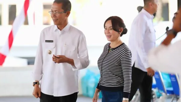 Wali Kota Batam Amsakar Achmad dan Wakil Wali Kota Li Claudia Chandra menghadiri silaturahmi guru di Dataran Engku Putri