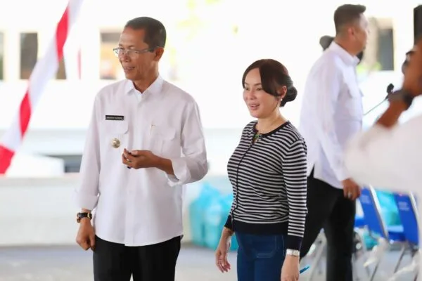 Wali Kota Batam Amsakar Achmad dan Wakil Wali Kota Li Claudia Chandra menghadiri silaturahmi guru di Dataran Engku Putri