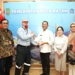 Wali Kota Batam Amsakar Achmad dan Wakil Wali Kota Li Claudia Chandra saat menerima audiensi jajaran pimpinan PT McDermott di Ruang Kerja Wali Kota Batam.