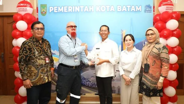 Wali Kota Batam Amsakar Achmad dan Wakil Wali Kota Li Claudia Chandra saat menerima audiensi jajaran pimpinan PT McDermott di Ruang Kerja Wali Kota Batam.