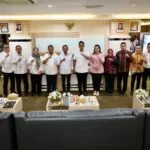 Wali Kota Batam Amsakar Achmad dan Wali Kota Medan Rico Tri Putra Bayu Waas berfoto bersama di Kantor Wali Kota Batam