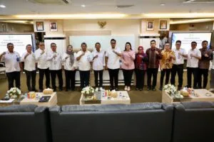 Wali Kota Batam Amsakar Achmad dan Wali Kota Medan Rico Tri Putra Bayu Waas berfoto bersama di Kantor Wali Kota Batam