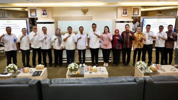 Wali Kota Batam Amsakar Achmad dan Wali Kota Medan Rico Tri Putra Bayu Waas berfoto bersama di Kantor Wali Kota Batam