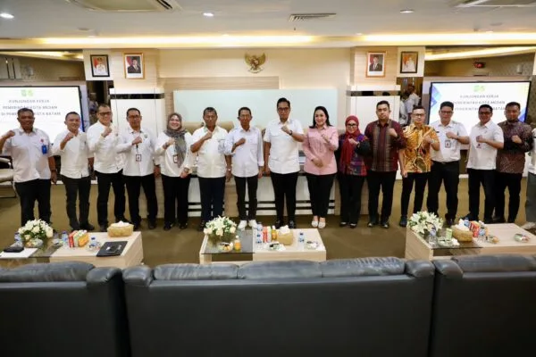 Wali Kota Batam Amsakar Achmad dan Wali Kota Medan Rico Tri Putra Bayu Waas berfoto bersama di Kantor Wali Kota Batam