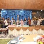 Wali Kota Batam Amsakar Achmad foto bersama Forkopimda saat kejutan ulang tahun ke-58 di Sekupang
