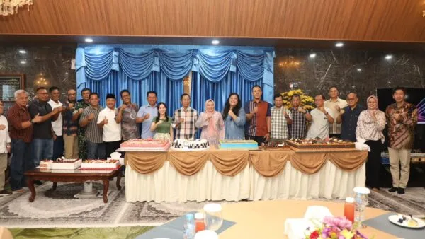 Wali Kota Batam Amsakar Achmad foto bersama Forkopimda saat kejutan ulang tahun ke-58 di Sekupang