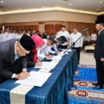Wali Kota Batam Amsakar Achmad melantik 311 pejabat Pemko Batam di Kantor Wali Kota Batam